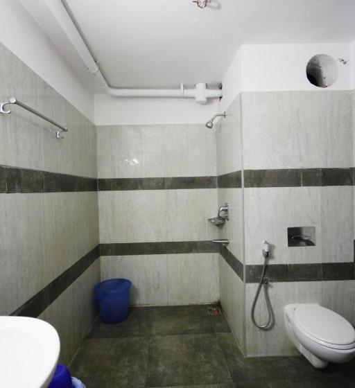 베이직 3인 룸, Joyce