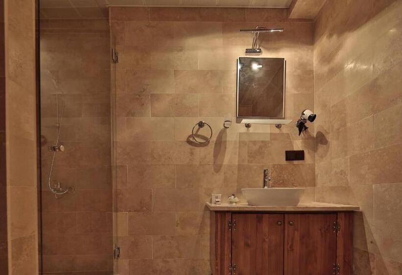 デラックストリプルルーム, Guzide Cave