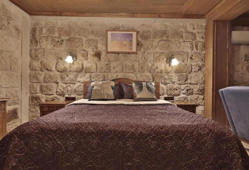 デラックスルーム, Guzide Cave