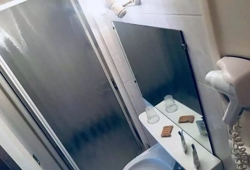 اتاق اکونومی, Hôtel Moderne