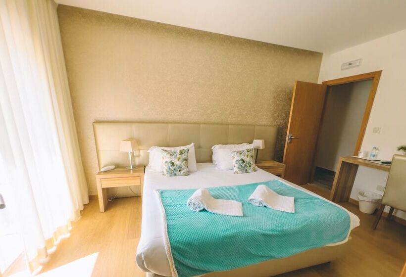 اتاق سوپریور, Laurus