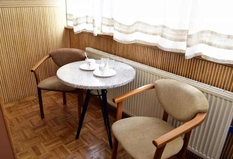 Habitación Estándar, Malvy