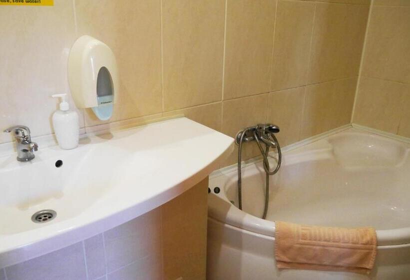 Номер Deluxe, Malvy