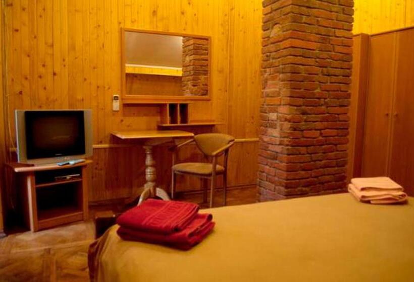 Номер Deluxe, Malvy