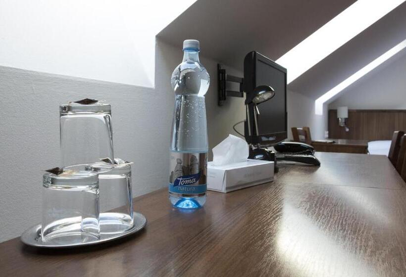 标准三人间, Selsky Dvur