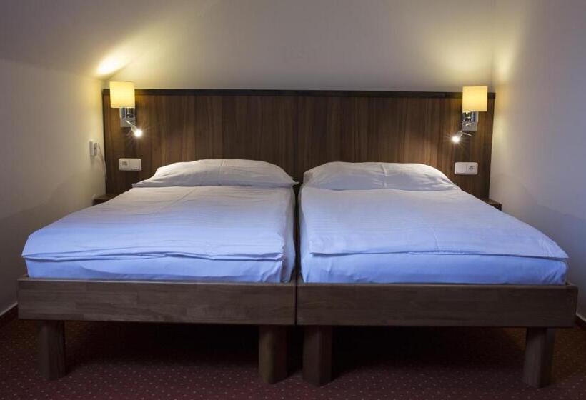 标准间, Selsky Dvur