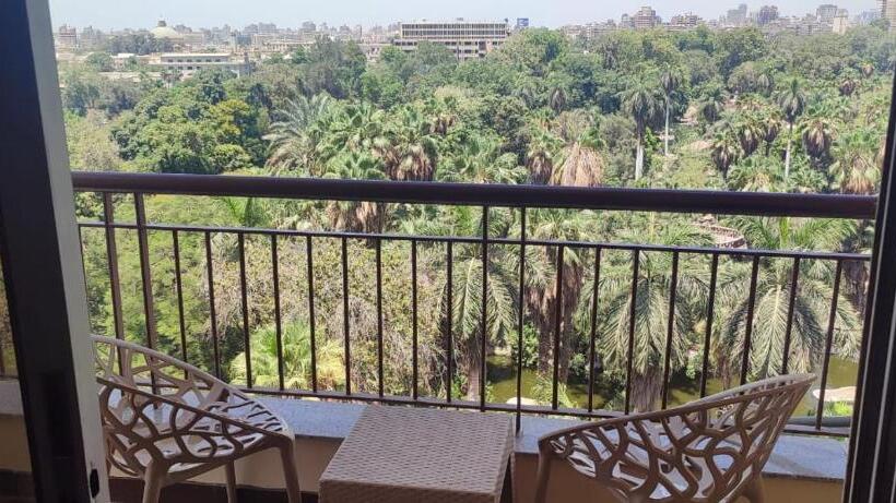 سوییت با چشم‌انداز باغ, St.george