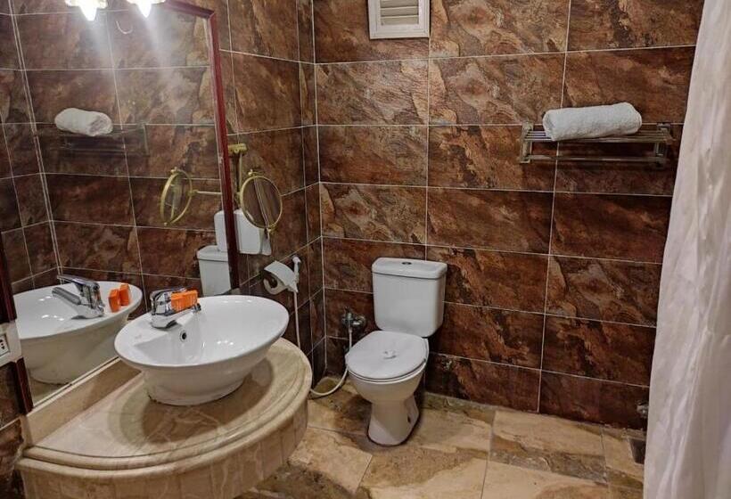 سوییت با چشم‌انداز باغ, St.george