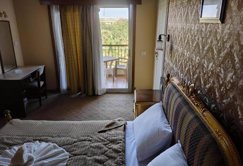 سوییت با چشم‌انداز باغ, St.george