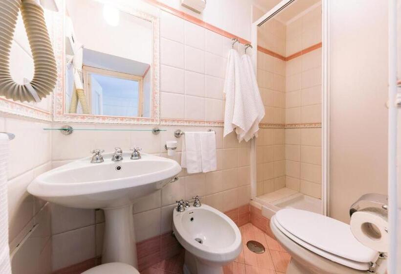 חדר סטנדרט לשלושה, Toro