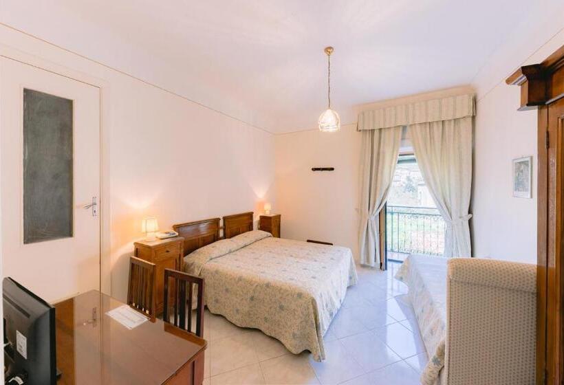 חדר סטנדרט לשלושה, Toro