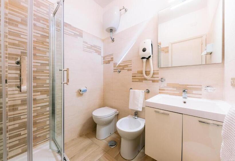 חדר סטנדרט לשלושה, Toro