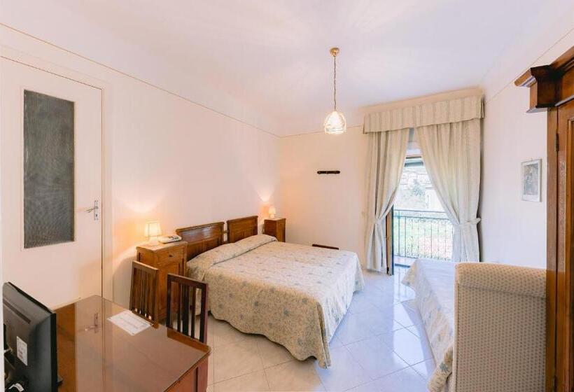 חדר סטנדרט לשלושה, Toro