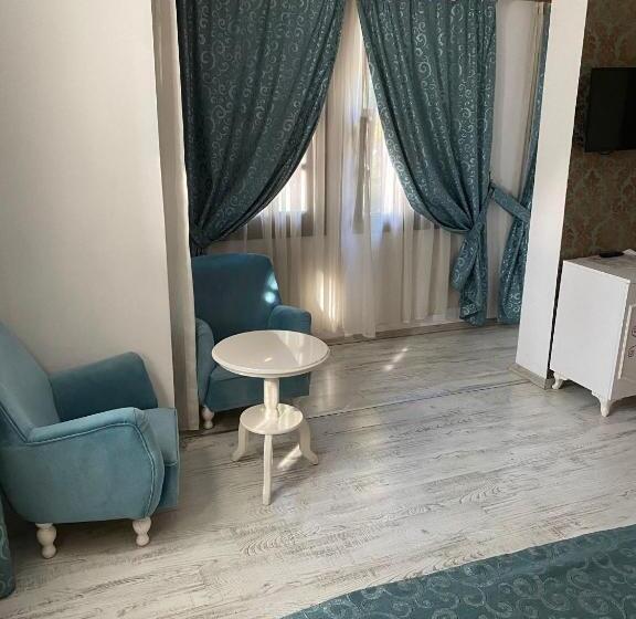 اتاق لوکس با چشمانداز شهر, Urcu