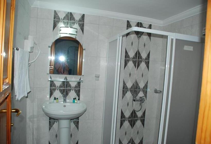 اتاق لوکس با چشمانداز استخر, Urcu