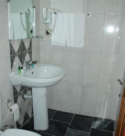 اتاق لوکس با چشمانداز استخر, Urcu