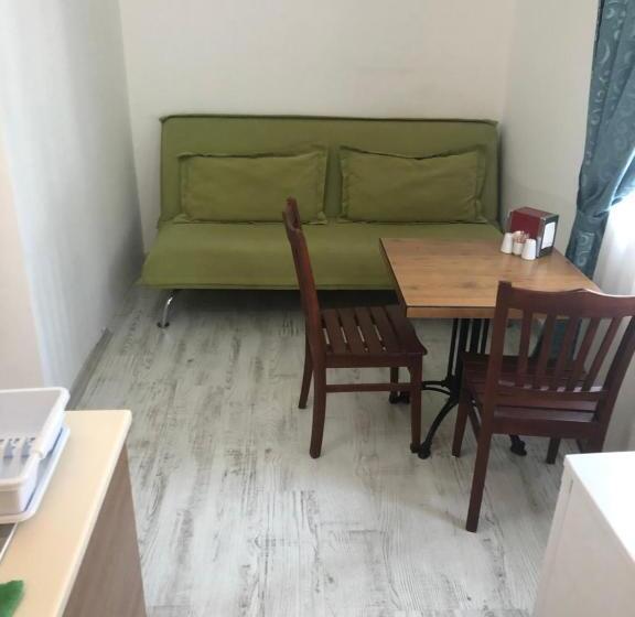 استودیوی لوکس, Urcu