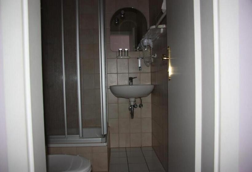 标准三人间, Zum Goldenen Stern