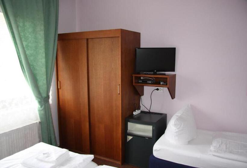 标准三人间, Zum Goldenen Stern