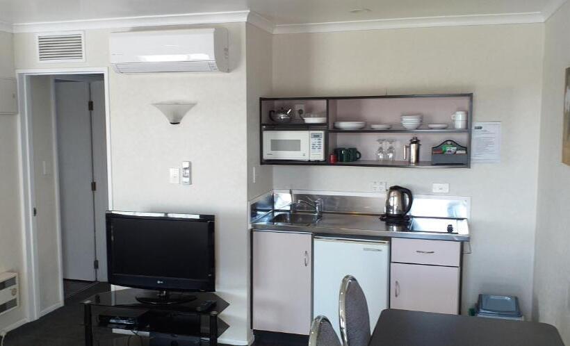 شقة غرفة واحدة, Shadzz Motel