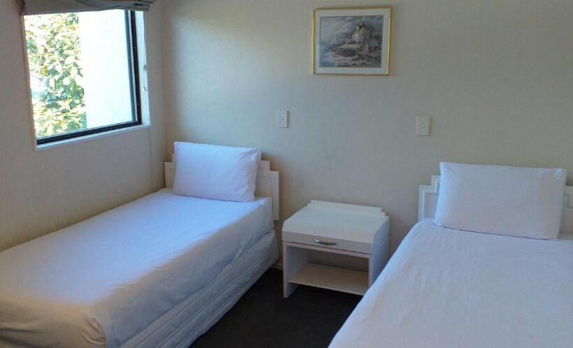 شقة غرفة واحدة, Shadzz Motel