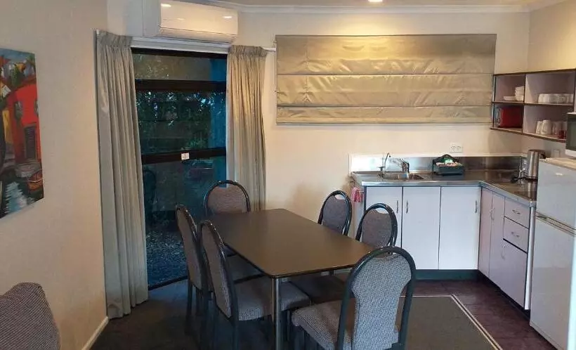 ２ベッドルームアパートメント, Shadzz Motel