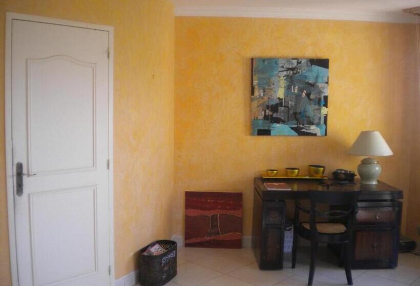 חדר דלוקס עם מרפסת נוף לים, Chambre Hôtes Wagram