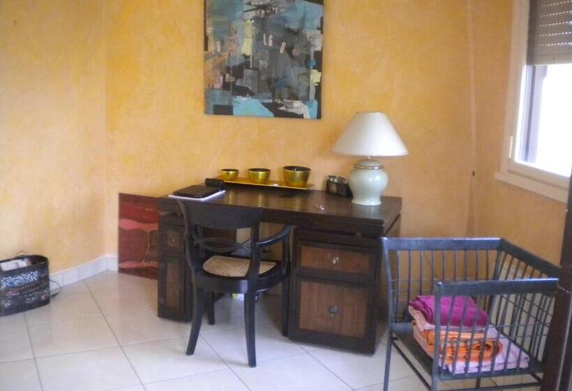 اتاق لوکس با بالکن و چشم‌انداز دریا, Chambre Hôtes Wagram