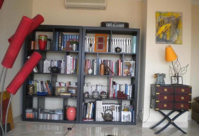 اتاق لوکس با بالکن و چشم‌انداز دریا, Chambre Hôtes Wagram