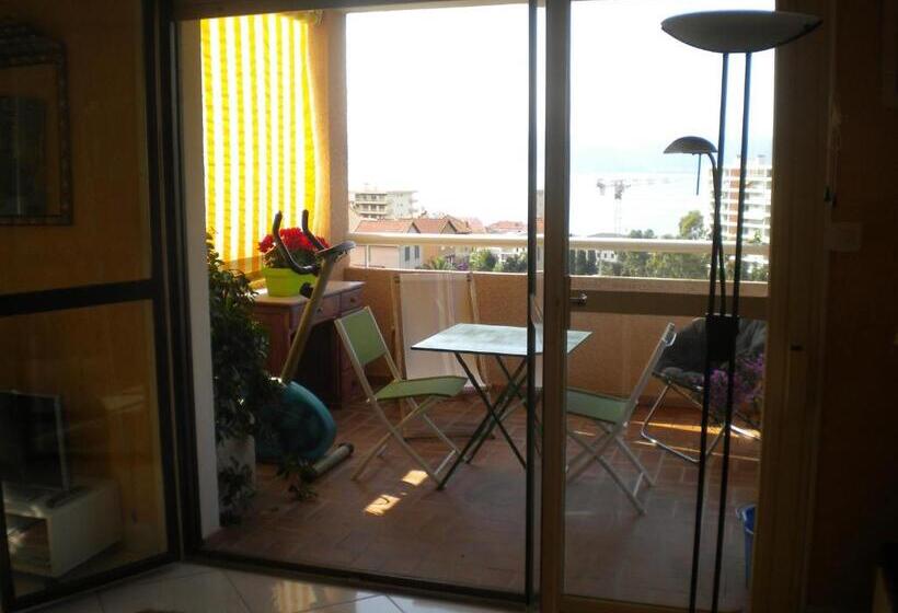 اتاق لوکس با بالکن و چشم‌انداز دریا, Chambre Hôtes Wagram