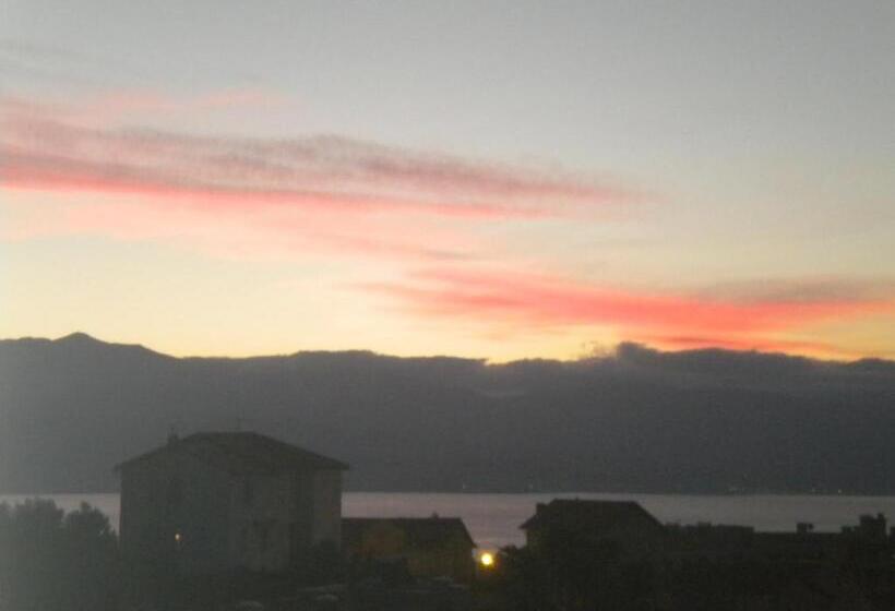 اتاق لوکس با بالکن و چشم‌انداز دریا, Chambre Hôtes Wagram