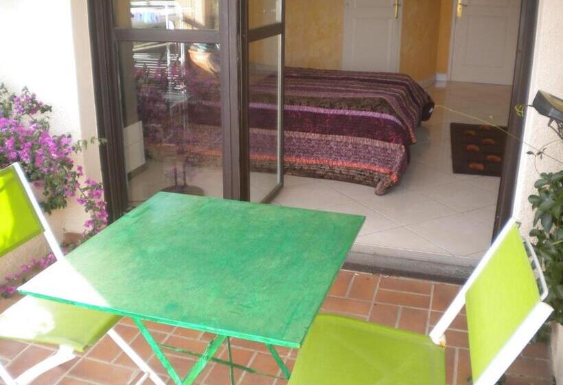 اتاق لوکس با بالکن و چشم‌انداز دریا, Chambre Hôtes Wagram