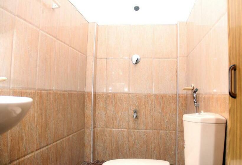 이코노미 룸, A One Calm Palace