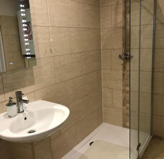 غرفة قياسية فردية, Admiral