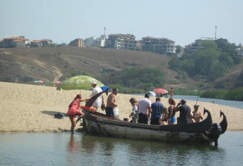 标准三人间, Villa Victoria