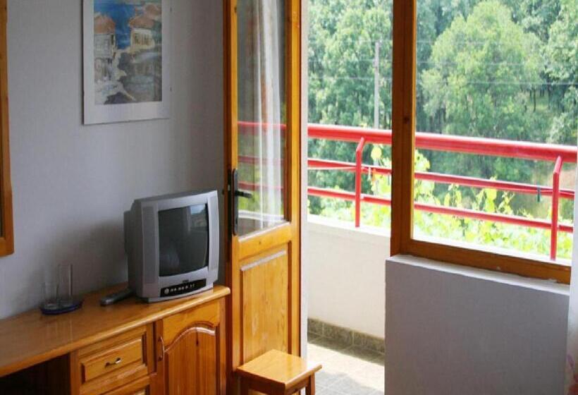 标准三人间, Villa Victoria