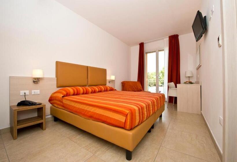 Quarto Triplo Estandar, Club Village & Hotel Spiaggia Romea