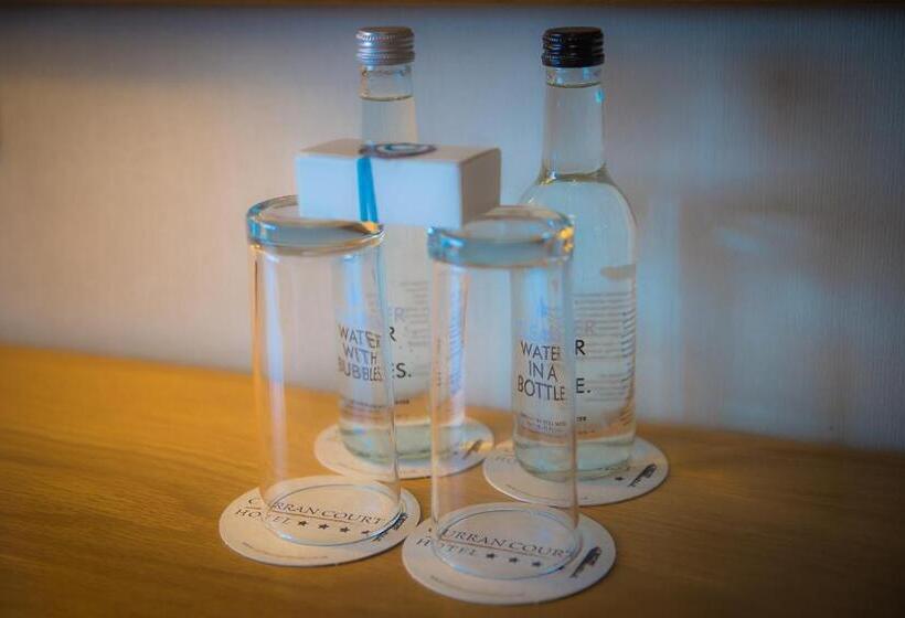 수피리어 룸, Curran Court