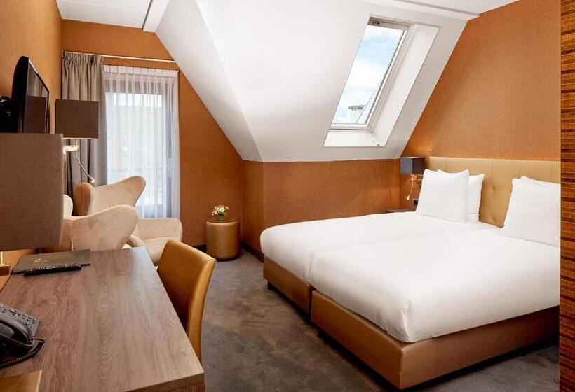 اتاق لوکس, De Lindeboom