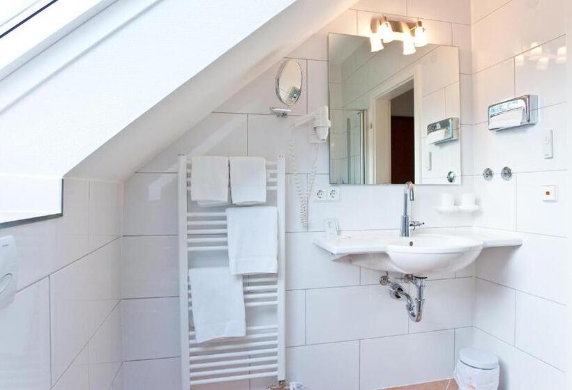 غرفة قياسية ثلاثية, Garni Schacherer