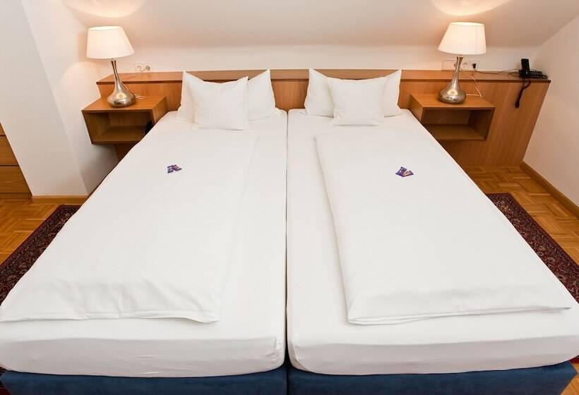 غرفة قياسية ثلاثية, Garni Schacherer