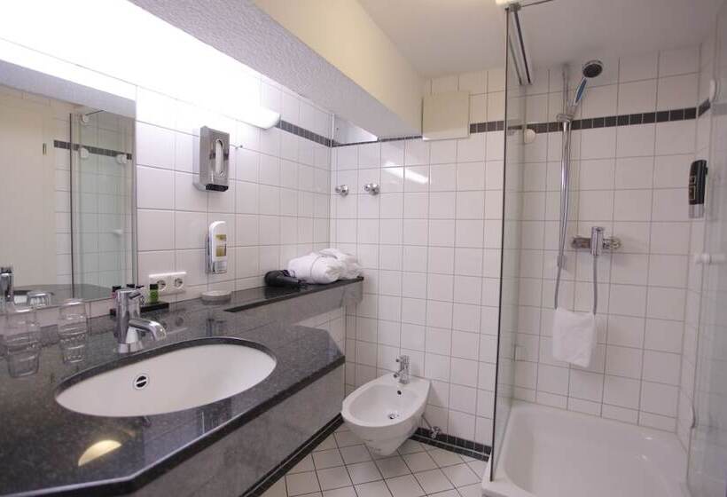 标准三人间, Goldener Falke