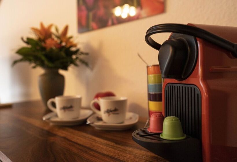 套房, Goldener Falke