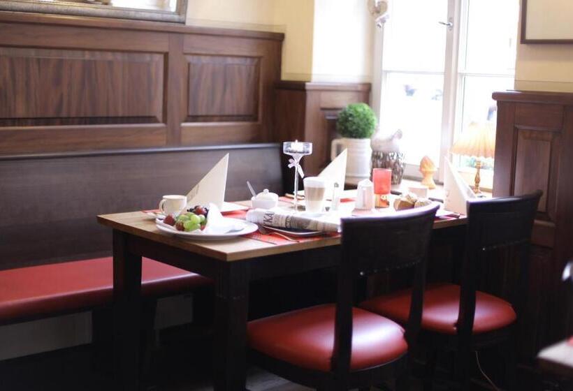 标准三人间, Goldener Falke