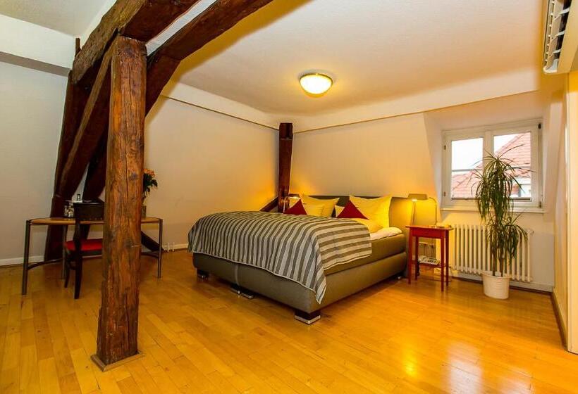 高级大房间, Goldener Falke