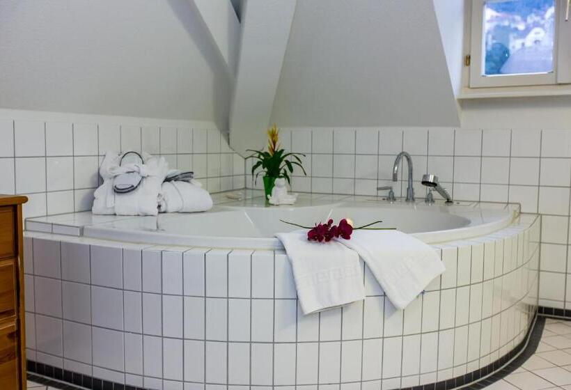 高级大房间, Goldener Falke