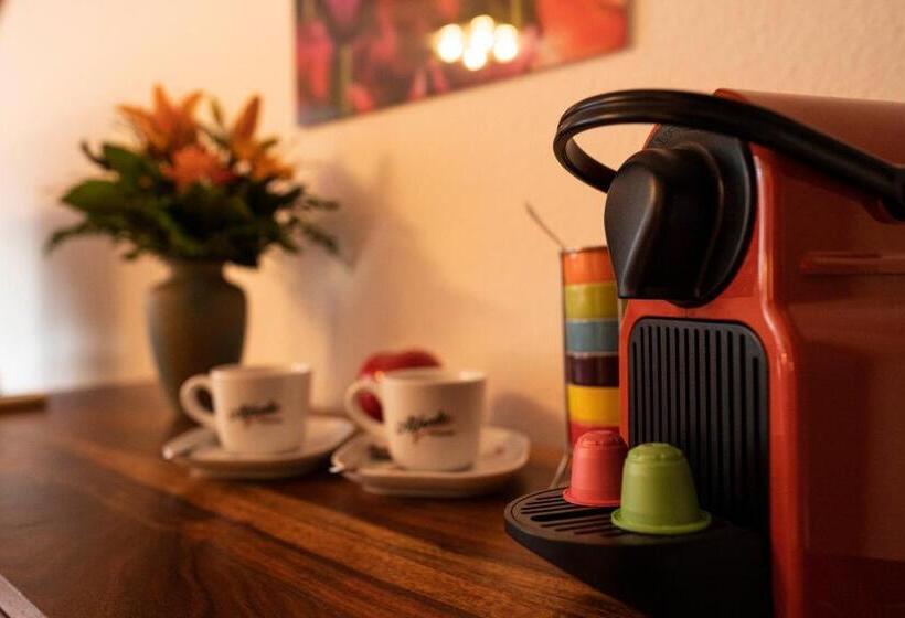 高级单人间, Goldener Falke