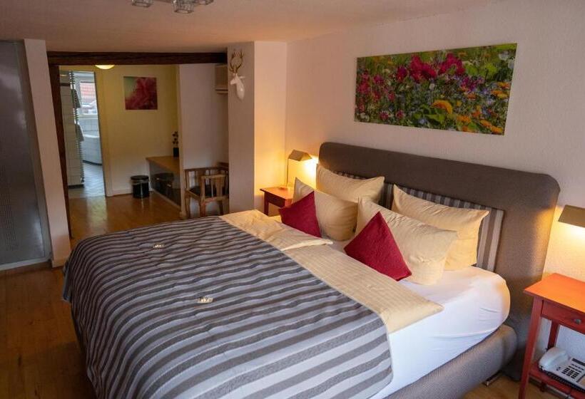 高级大房间, Goldener Falke