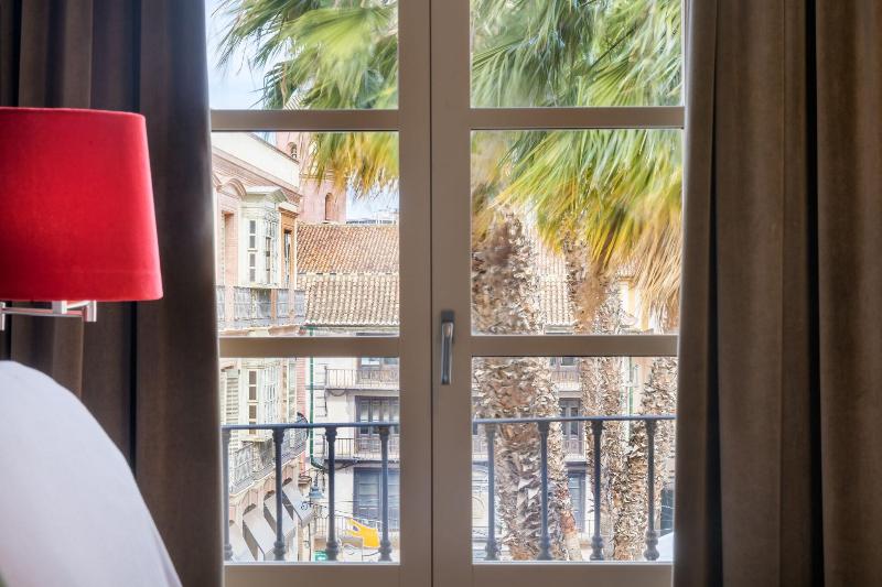 标准三人间, Goldener Falke