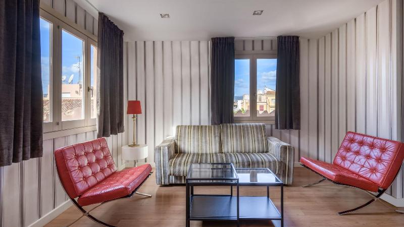 标准三人间, Goldener Falke